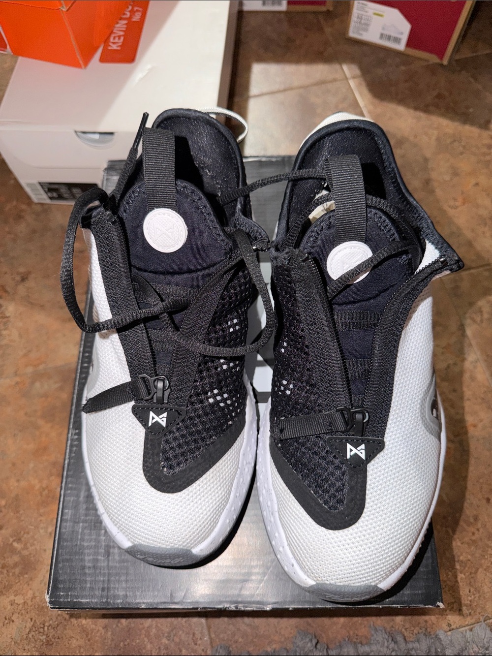 Nike Men's Black and White Athletic Sneakers
